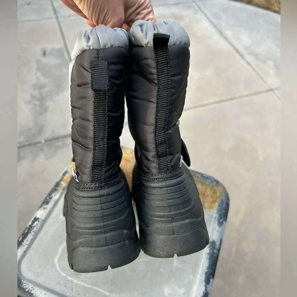 EUC Zoogs Black and Silver Kids Snow Boots in Size 4
